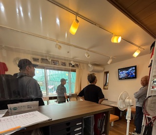 生徒さん達テレビに釘付け<br>